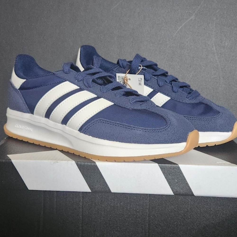 Adidas Originals Run 70s 2.0 J - NEWw/box. Size: 4.5 Youth - Unisex